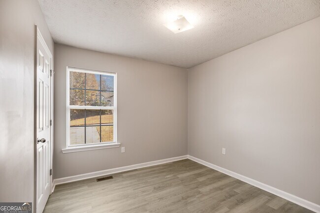 Building Photo - 18 Twin Oaks Ln