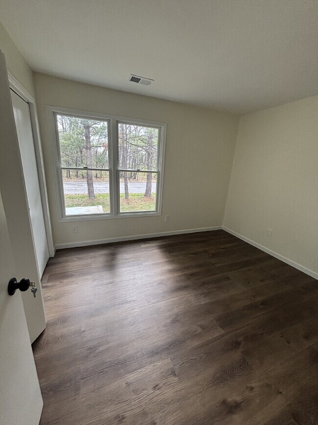 Building Photo - 887 Edwards Rd