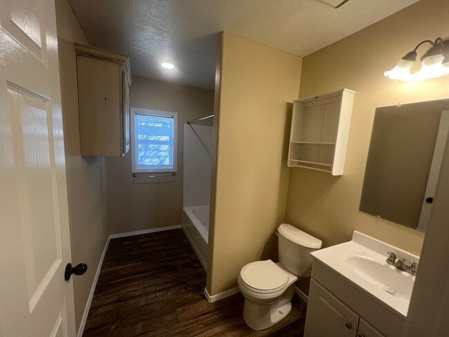 Building Photo - 730 W 17th Ln