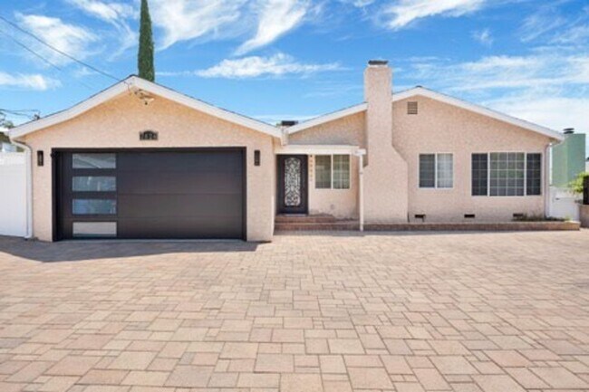 Building Photo - Fully Furnished Elegant Home