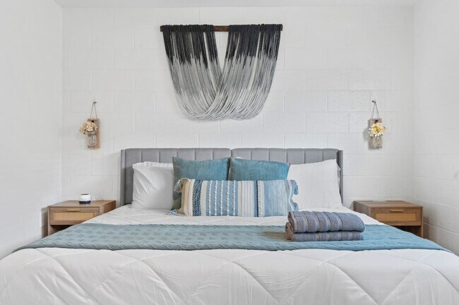 Building Photo - 109 E Broadway Rd