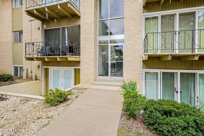 Building Photo - Spacious 2BR/1BA in Pembroke Gardens!