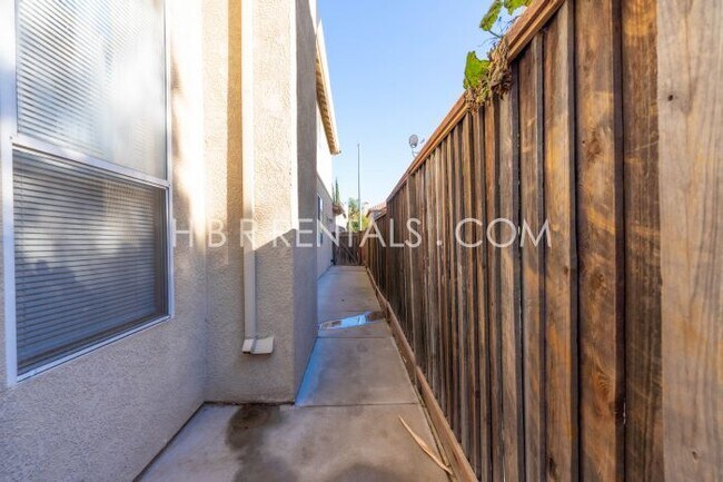 Building Photo - Move in Ready Beautiful 4 Bed Home in Tracy - Full Bed/Bath on 1st floor