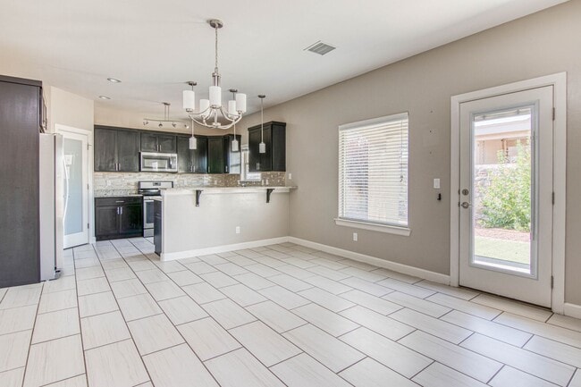 Building Photo - Eastside Beautiful 3 bed/2 baths