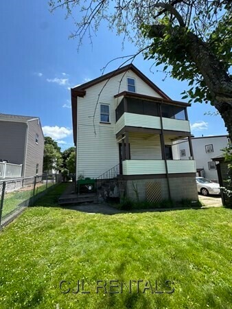 Building Photo - 33 Evans St