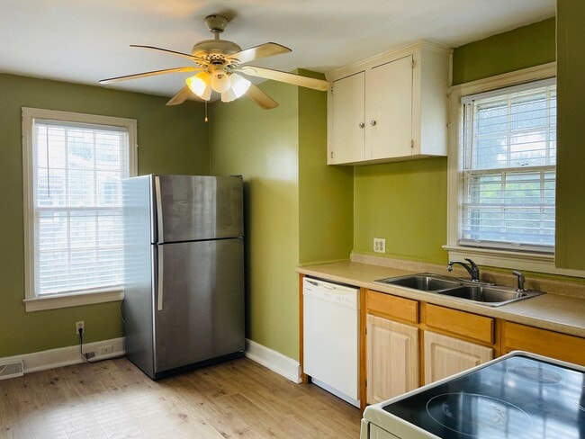 Building Photo - 2 Bedroom, 1 Bathroom in Olympia - Available Now!