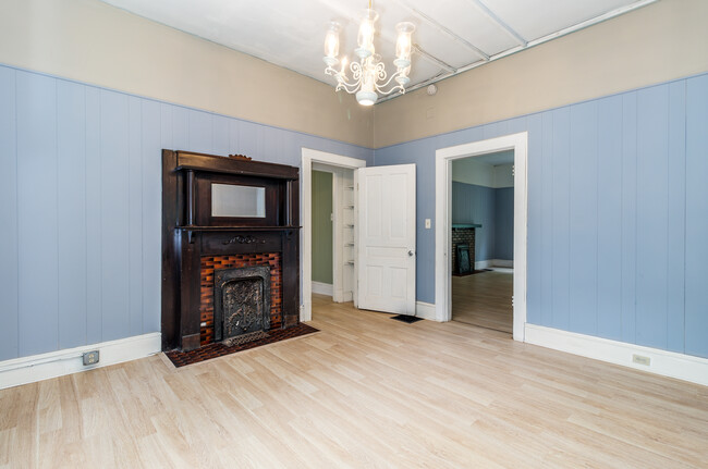 Building Photo - 3224 Garden Dr