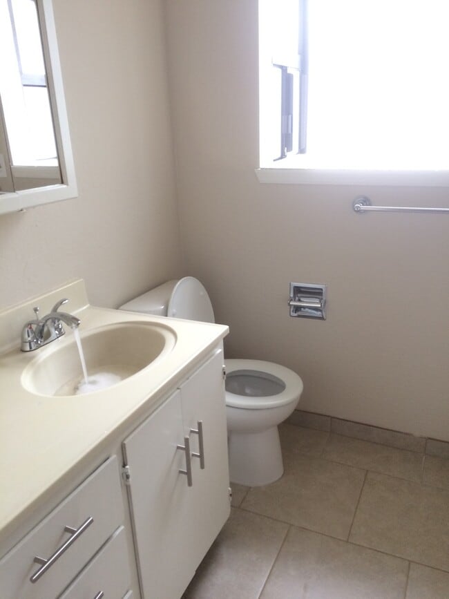 Building Photo - 3 BEDROOM HOUSE! APPLY NOW!!