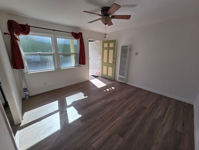 Building Photo - 1+1 Ventura Avenue, super cute 1+1 in rear duplex w/ yard