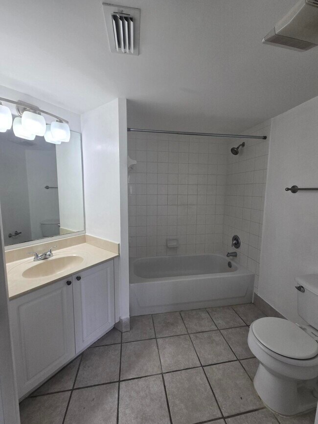Building Photo - 1400 Crestwood Ct S