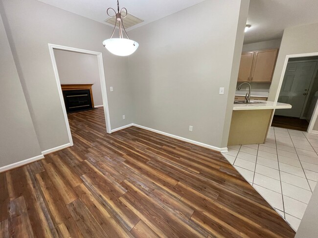 Building Photo - Charming, updated 3br house with separate ...