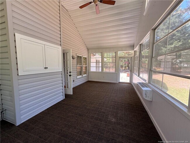 Building Photo - 995 Greenbriar Dr
