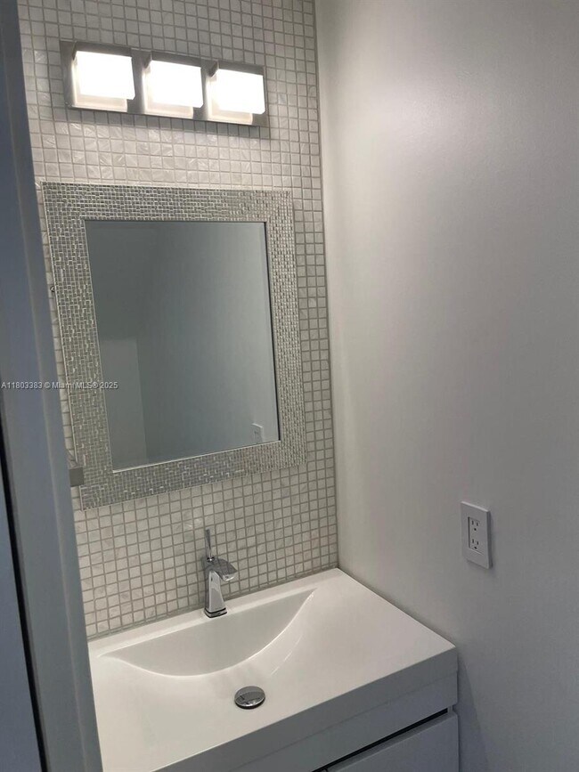 Building Photo - 7030 SW 41st Pl