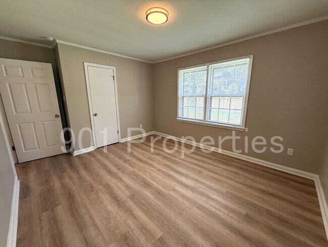 Building Photo - 814 Colonial Rd