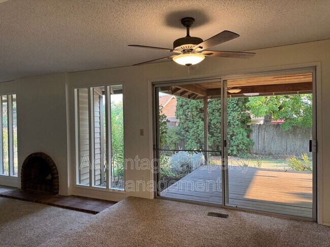 Building Photo - 1440 NW Meadowgreen Pl