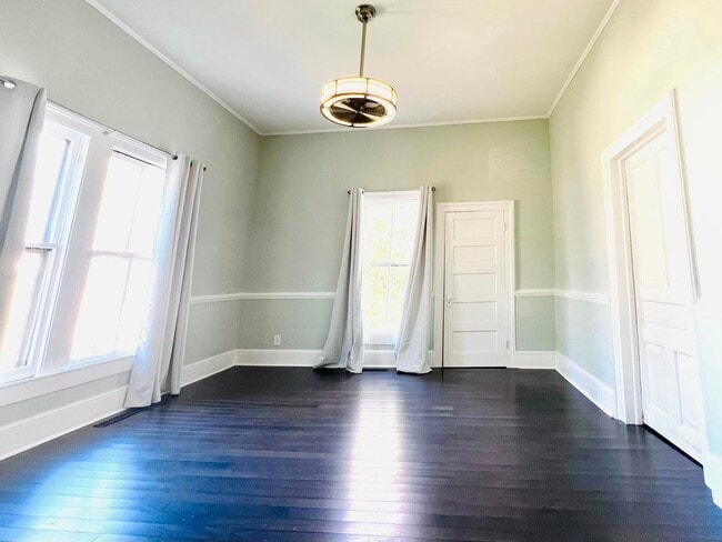 Building Photo - Charming home, gourmet kitchen, and large ...