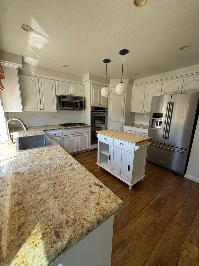 Building Photo - Light-Filled Home with Resort-Style Backyard in Thousand Oaks