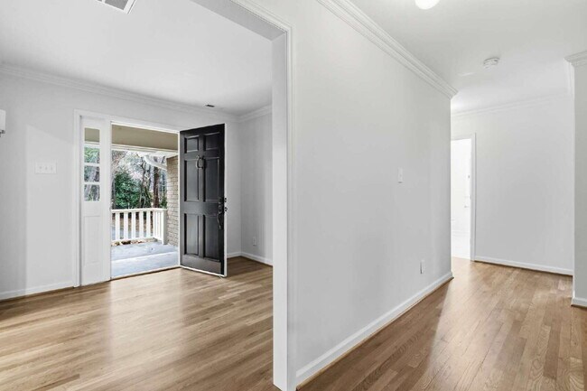 Building Photo - Spacious and Unique 5-Bedroom Ranch in Chapel Hill!