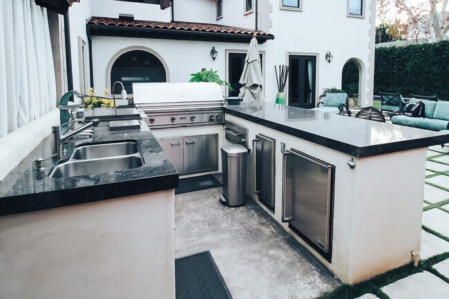 Building Photo - 11159 La Maida St