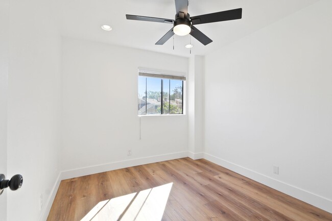 Building Photo - Rehabbed Newport Beach Townhome