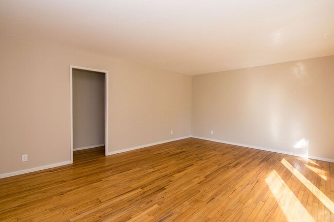 Building Photo - 2420 N Circle Dr