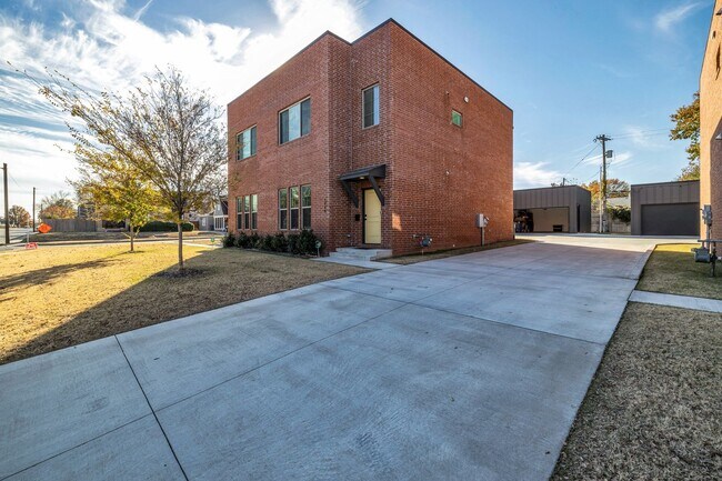 Building Photo - P.57 Kode Properties, LLC 1236-1238