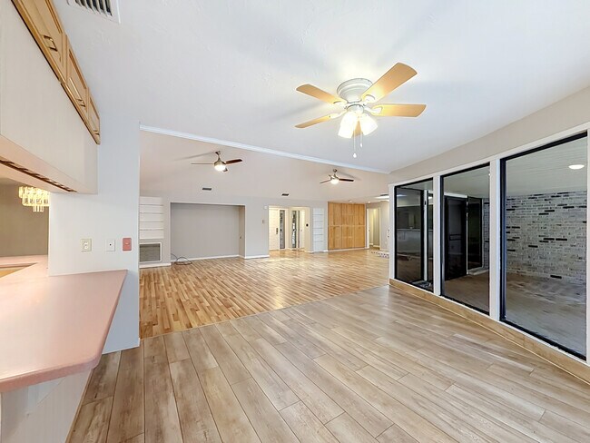 Building Photo - 609 Howard Ave