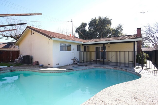 Building Photo - Charming 3-Bedroom Home with Pool in Modesto