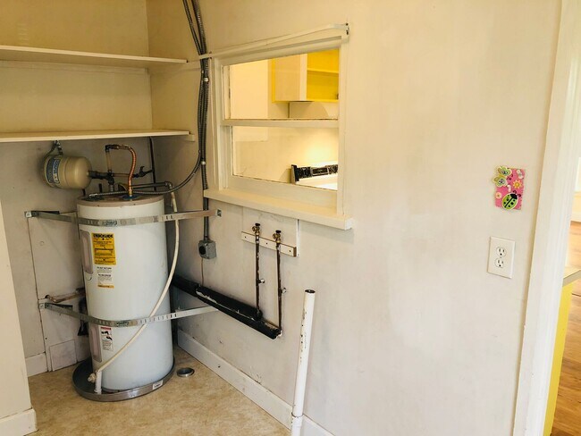 Building Photo - Freshly updated 3 bedroom 1 bath house off...