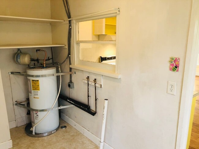 Building Photo - Freshly updated 3-bedroom 1 bath house off of River Rd. MOVE IN SPECIAL!