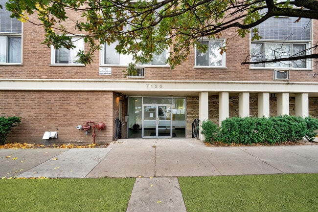 Primary Photo - 7120 N Sheridan Rd