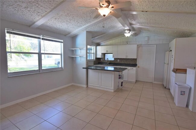 Building Photo - 403 Pinewood Ave