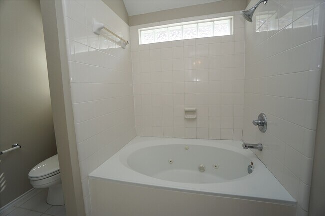 Building Photo - 1518 Sutton St