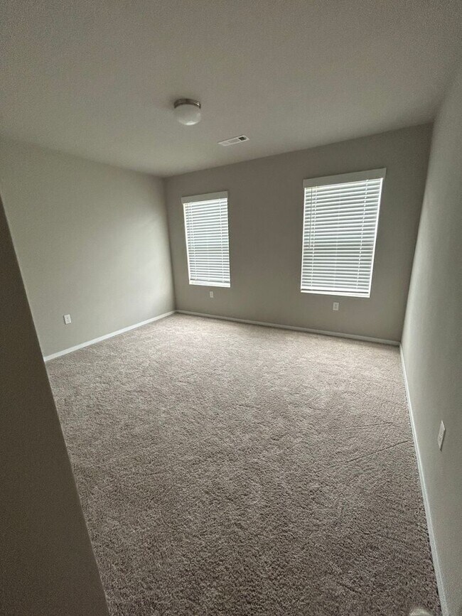 Building Photo - 3 bedroom 2 1/2 bath house with 2 car garage.