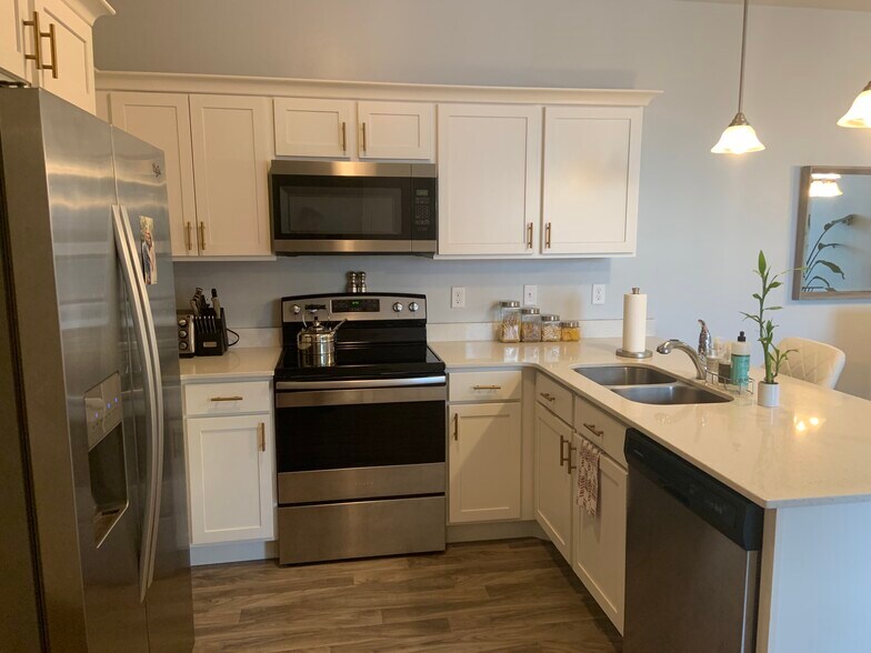 Building Photo - 45 W Silver Springs Dr