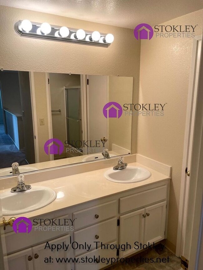 Building Photo - 1633 Lindbergh Dr