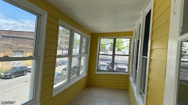 Primary Photo - 48 Sheridan St