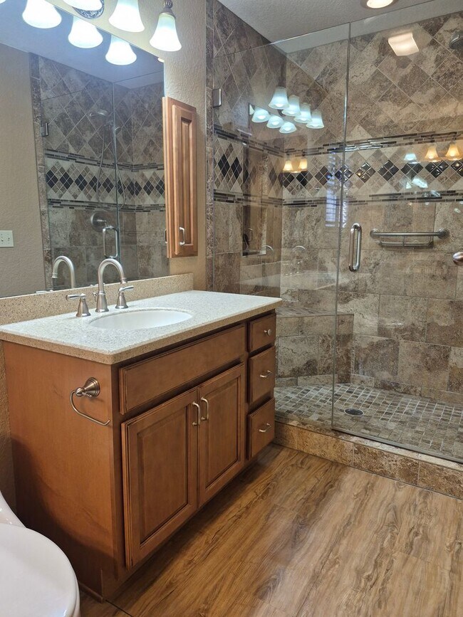 Building Photo - Cabin living in the suburbs