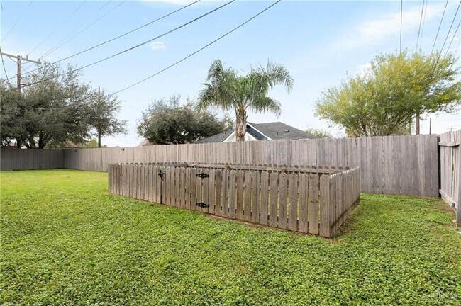 Building Photo - 17 Amando St