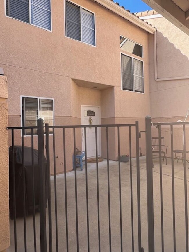 Building Photo - Desirable 2-bedroom/2.5-bathroom Condo in Islay Villas! Available Summer 2026