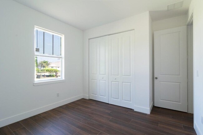 Building Photo - 15061 Brainbridge Cir