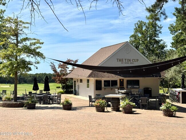 Building Photo - 105 Golf View Dr
