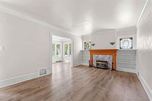 Building Photo - VIDEOTOUR: Gorgeous Victorian 4-bedroom home with Huge Garage! PETS WELCOME