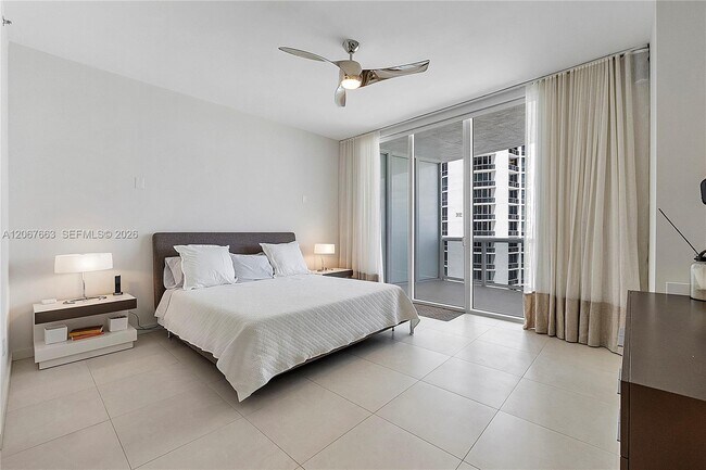Building Photo - 15811 Collins Ave
