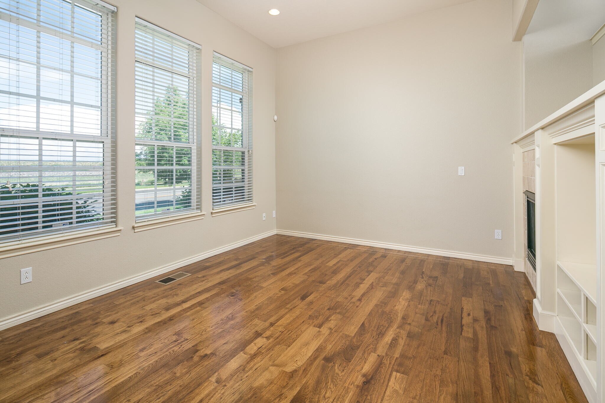 Living rm - 10ft Ceilings - 1067 Uinta Way