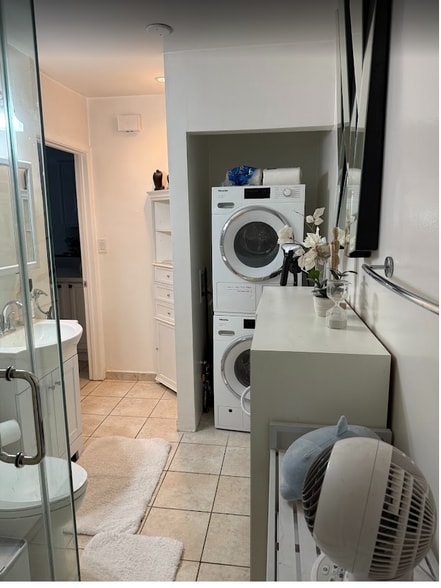 Washer, dryer and shower - 248 S Doheny Dr