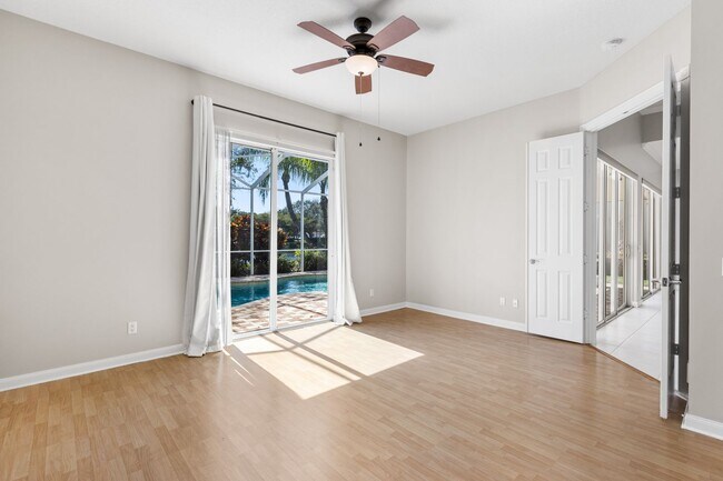 Building Photo - ** ISLAND WALK ** 3 BED + DEN / 2.5 BATH -...