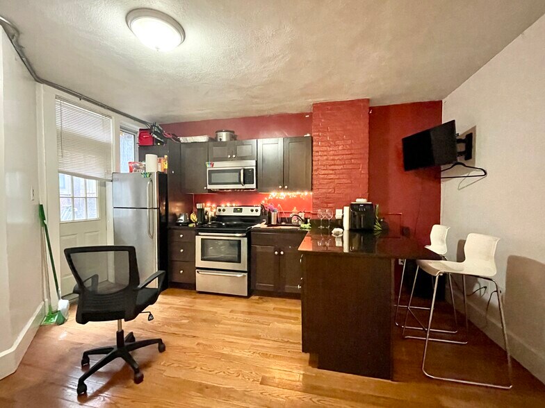 Building Photo - 161 Endicott St
