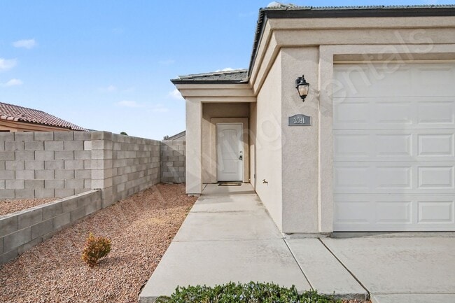 Building Photo - CENTRALLY LOCATED...RV PARKING...LARGE LOT