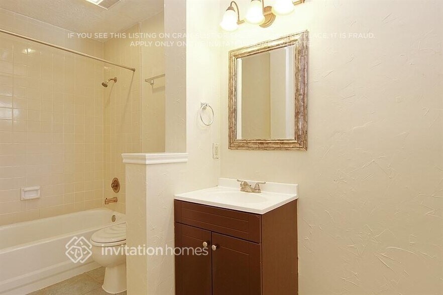 Building Photo - 14635 S Hearthstone Green Dr